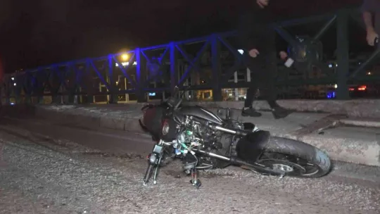 Motosikletten fırladı, 10 metreden aşağı yuvarlandı