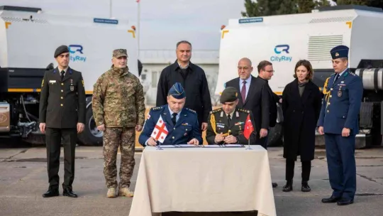 MSB: '2 adet havaalanı yıkama ve süpürme aracı ile 31 kalem muhtelif helikopter yedek parçası Gürcistan'a hibe edildi'