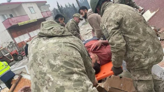 MSB: 'Mehmetçiklerimiz, enkaz altındaki vatandaşlarımızın kurtarılması için canla başla mücadele etti'