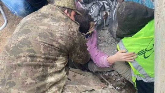 MSB: 'Mehmetçiklerimiz, enkaz altındaki vatandaşlarımızın kurtarılması için canla başla mücadele etti'