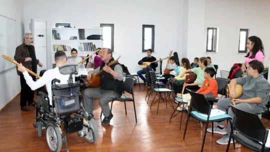 Müzik eğitimi alan engelliler hayata yeniden tutunuyor
