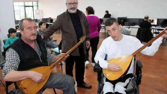 Müzik eğitimi alan engelliler hayata yeniden tutunuyor