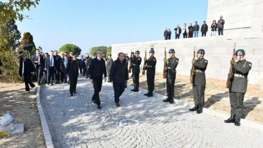 NATO Genel Sekreteri Stoltenberg, Şehitler Abidesi'ni ziyaret ederek karanfil bıraktı