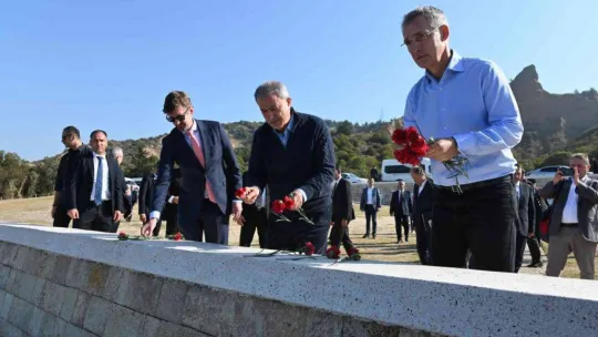 NATO Genel Sekreteri Stoltenberg, Şehitler Abidesi'ni ziyaret ederek karanfil bıraktı