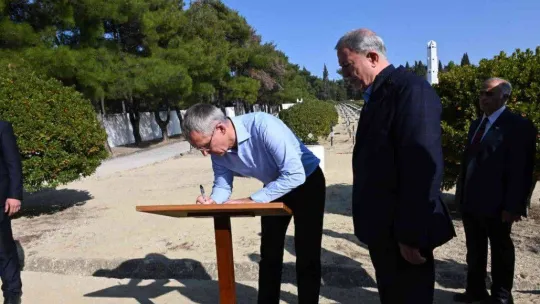 NATO Genel Sekreteri Stoltenberg, Şehitler Abidesi'ni ziyaret ederek karanfil bıraktı