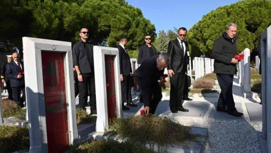 NATO Genel Sekreteri Stoltenberg, Şehitler Abidesi'ni ziyaret ederek karanfil bıraktı