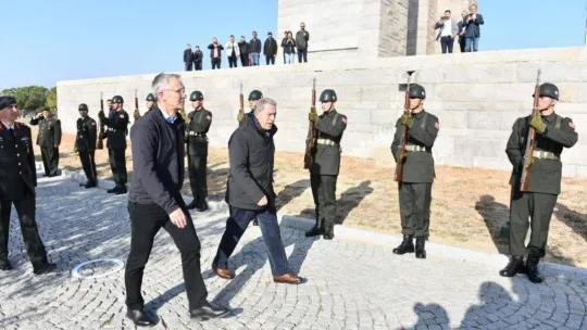 NATO Genel Sekreteri Stoltenberg, Şehitler Abidesi'ni ziyaret ederek karanfil bıraktı