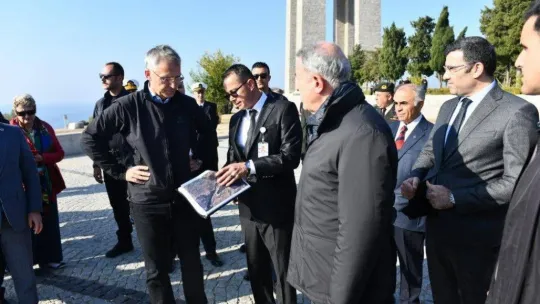 NATO Genel Sekreteri Stoltenberg, Şehitler Abidesi'ni ziyaret ederek karanfil bıraktı