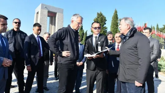 NATO Genel Sekreteri Stoltenberg, Şehitler Abidesi'ni ziyaret ederek karanfil bıraktı