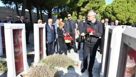 NATO Genel Sekreteri Stoltenberg, Şehitler Abidesi'ni ziyaret ederek karanfil bıraktı