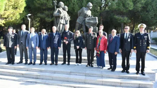 NATO Genel Sekreteri Stoltenberg, Şehitler Abidesi'ni ziyaret ederek karanfil bıraktı