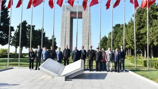 NATO Genel Sekreteri Stoltenberg, Şehitler Abidesi'ni ziyaret ederek karanfil bıraktı