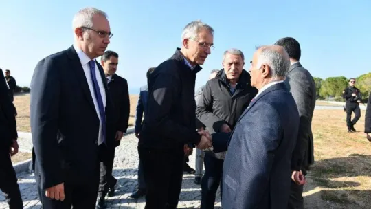 NATO Genel Sekreteri Stoltenberg, Şehitler Abidesi'ni ziyaret ederek karanfil bıraktı