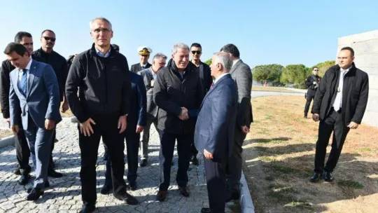 NATO Genel Sekreteri Stoltenberg, Şehitler Abidesi'ni ziyaret ederek karanfil bıraktı