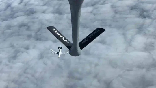 NATO'ya ait E-3A AWACS uçağına yakıt ikmali