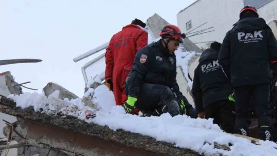 Nermin teyze 31 saat sonra enkaz altından sağ olarak çıkarıldı