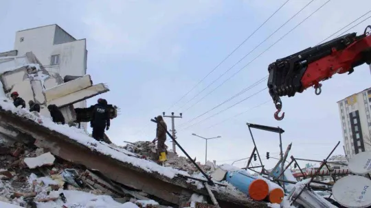 Nermin teyze 31 saat sonra enkaz altından sağ olarak çıkarıldı