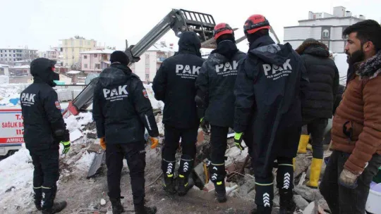 Nermin teyze 31 saat sonra enkaz altından sağ olarak çıkarıldı