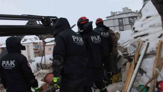 Nermin teyze 31 saat sonra enkaz altından sağ olarak çıkarıldı