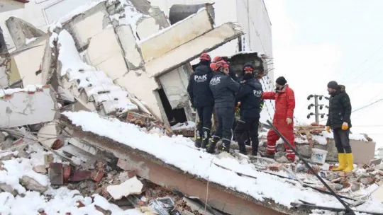 Nermin teyze 31 saat sonra enkaz altından sağ olarak çıkarıldı