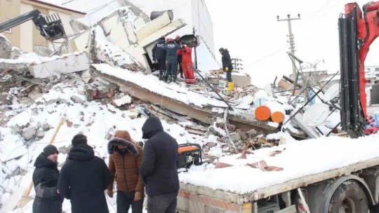 Nermin teyze 31 saat sonra enkaz altından sağ olarak çıkarıldı