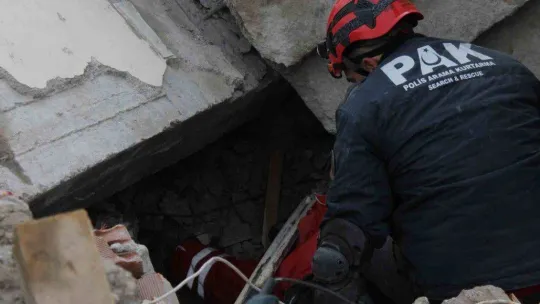 Nermin teyze 31 saat sonra enkaz altından sağ olarak çıkarıldı