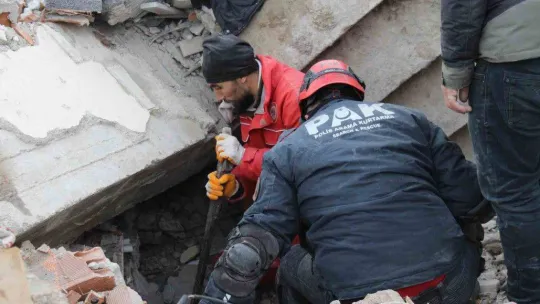 Nermin teyze 31 saat sonra enkaz altından sağ olarak çıkarıldı