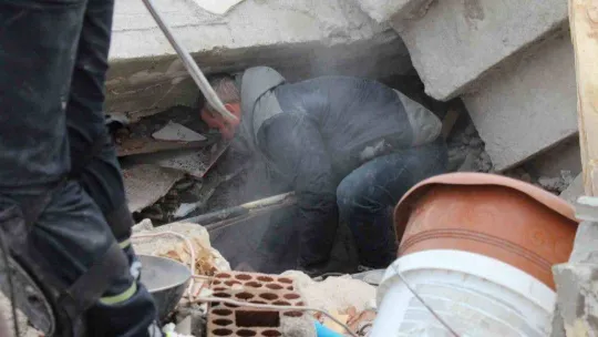 Nermin teyze 31 saat sonra enkaz altından sağ olarak çıkarıldı