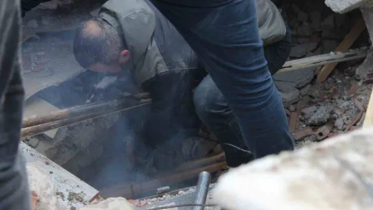 Nermin teyze 31 saat sonra enkaz altından sağ olarak çıkarıldı