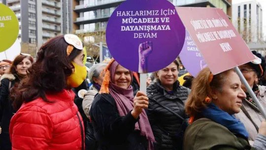 Nilüfer'de kadınlar şiddete karşı yürüdü