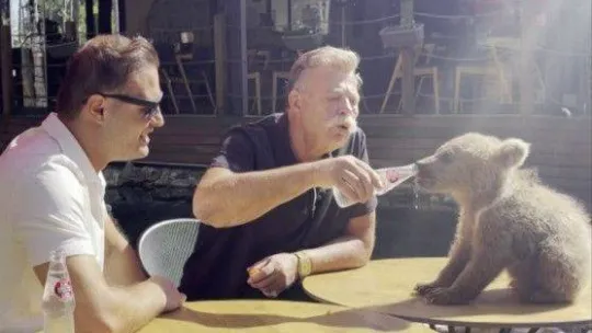 Nuri Alço'dan yavru ayıya gazoz