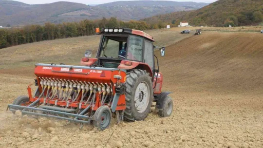 Nusrat buğday tohumları toprakla buluşturuldu