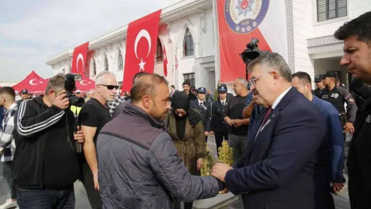 O anlar yürekleri burktu: Kalp krizinden ölen babasının polis yeleğiyle törene katıldı