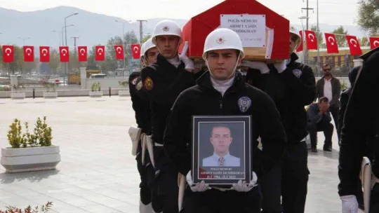 O anlar yürekleri burktu: Kalp krizinden ölen babasının polis yeleğiyle törene katıldı