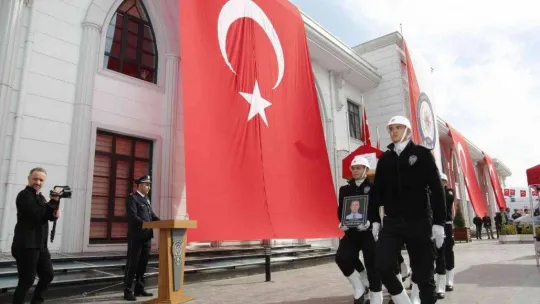 O anlar yürekleri burktu: Kalp krizinden ölen babasının polis yeleğiyle törene katıldı