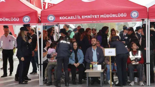 O anlar yürekleri burktu: Kalp krizinden ölen babasının polis yeleğiyle törene katıldı
