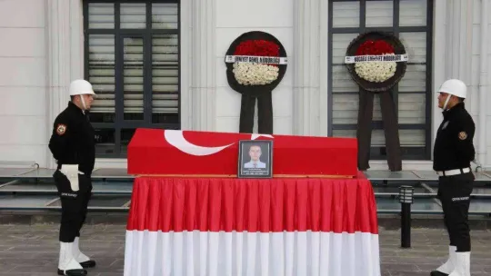 O anlar yürekleri burktu: Kalp krizinden ölen babasının polis yeleğiyle törene katıldı