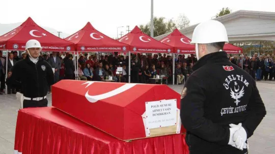 O anlar yürekleri burktu: Kalp krizinden ölen babasının polis yeleğiyle törene katıldı