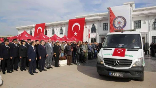 O anlar yürekleri burktu: Kalp krizinden ölen babasının polis yeleğiyle törene katıldı