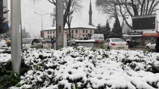 O ilçenin merkezi beyaza büründü