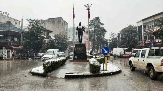 O ilçenin merkezi beyaza büründü