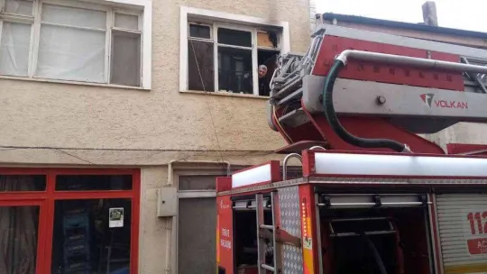 Ocakta unutulan yemek mutfağı yaktı