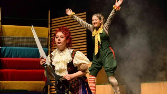 Ödüllü çocuk oyunu 'Kostüm Odası' seyircisiyle buluştu