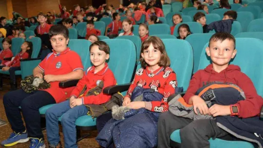 Ödüllü çocuk oyunu 'Kostüm Odası' seyircisiyle buluştu