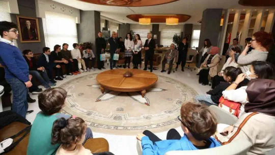 Ödüllü karikatüristler Başkan Erdem ile buluştu