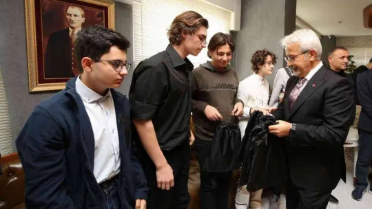 Ödüllü karikatüristler Başkan Erdem ile buluştu