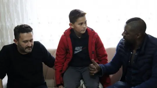 Oğlunun futbol oynamasına izin vermeyen babayı Pascal Nouma ikna etti