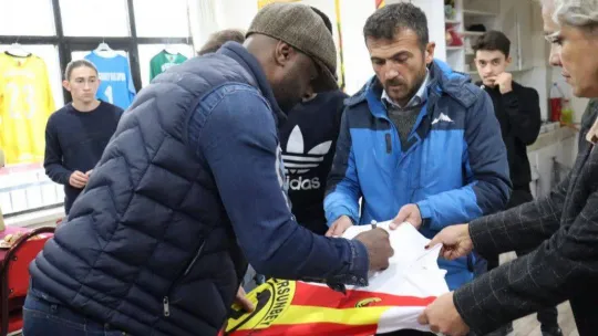 Oğlunun futbol oynamasına izin vermeyen babayı Pascal Nouma ikna etti