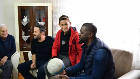 Oğlunun futbol oynamasına izin vermeyen babayı Pascal Nouma ikna etti