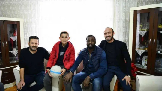 Oğlunun futbol oynamasına izin vermeyen babayı Pascal Nouma ikna etti